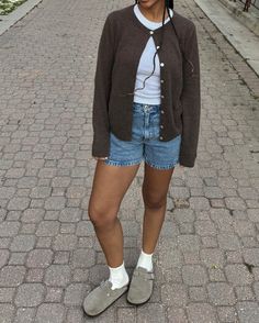 Small Cardigan Outfit, Cardigan And Shorts Outfit, Modest Shorts Outfits, Blundstone Outfit, Cardigan Outfit Aesthetic, Clogs Outfit Fall, Clog Outfit, Cardigan With Shorts, Clogs Outfit