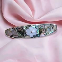 Lovely silver Plated, abalone shell, mother of pearl hair clip or barrette from Mexico, green, silver colour, floral daisy design. Hair Clip is approx. 2 cm in height by 8 cm wide.  Abalone shell pattern may slightly differ from the photo. Hand crafted by our Fair Trade partner, Arisenia. Please also visit my new shop, BALI COCONUT BY ROSA made in Fairtrade partnership with fine Balinese artisans and featuring all natural jewellery: https://www.etsy.com/uk/shop/BaliCoconutbyRosa Spend over $35 US Dollars with us and receive FREE postage for orders to the USA. Bali Coconut, Sea Hair, Metal Hair Accessories, Silver Hair Clip, Bali Jewelry, Daisy Design, Pearl Hair Clip, Vogue Covers, White Daisy