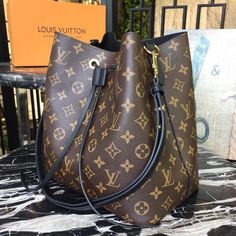 Description L.V NeoNoe MM Bucket Bag Monogram Canvas Black For Women, Women’s Handbags, Shoulder And Crossbody Bags 10.2in/26cm LV M44020 Rep 1:1 A true House icon, the NéoNoé bucket bag revisits a 1932 design by Gaston-L.V. The original was created to transport bottles of Champagne in style; this modern version in Monogram canvas features a sleek shape, colorful trim and a matching bonded lining. The adjustable smart strap can be slung over the shoulder or lengthened for a trendy cross-body car Colorful Trim, Lv Neonoe, Néonoé Mm, House Icon, Louis Vuitton Neonoe, Lv Handbags, Evening Clutch Bag, Color Dorado, Tote Backpack