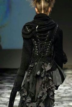 Mode Tips, Apocalyptic Fashion, Woman In Black, Tokyo Fashion, Yohji Yamamoto, Dark Fashion, Gothic Fashion