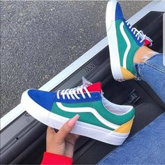 Vans Verdes, Vans Slip On Outfit, Quirky Clothes, Vans Ultrarange, Tenis Vans, Sneaker Outfits, Movie Aesthetic, Creative Shoes, Navy Outfit