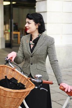 Tweed Run: veloroditeli Pin Up Costume, Bike Fashion, Tweed Ride, Carefree Fashion, Style Essence, Tweed Run, Style Bubble, Women Suits, Cycle Chic