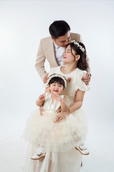 Ao Dai Family Photo, Asian Family Photo, Minimalist Shoot, Asian Family Photography, Korean Family Photoshoot Studio, Korean Prewedding Studio, Elven Wedding, Family Potrait