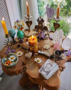 Wicca Altar Aesthetic, Witchcraft Alter Aesthetic, Summer Altar Ideas, Moon Goddess Altar, Moon Witch Altar, Home Altar Witch, Altar Space Ideas, Alter Space Ideas, Outdoor Witch Altar