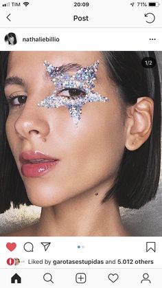 Glitter Rockstar Makeup, Glitter Face Art, Glitter On Face Ideas, Kendal Makeup, 80s Glam Rock Makeup, Star Face Paint, Rock And Roll Makeup, Glam Rock Makeup, Glitter Carnaval