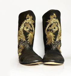 Flat boots by Giuseppe Zanotti in black leather featuring an embroidered multicolor dragon on front, Made in Italy  Condition: 2000s, very good Size: 36 Italian Black Embroidered Leather Boots, Traditional Black Embroidered Boots, Gucci Mini, Leather Diary, Calf Boots, Gucci Belt, Flat Boots, Metallic Logo, Giuseppe Zanotti