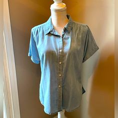 Ladies Size Small Short Sleeve Chambray Blouse From Universal Threads. New With Tags. Cool And Comfy For Summer - Office Or Casual Wear. From Smoke Free Home. Red And Black Top, Long Sleeve Peasant Top, High Neck Shirts, Poet Blouse, Floral Peasant Blouse, Summer Office, White Long Sleeve Blouse, Eyelet Blouse, Balloon Sleeve Blouse