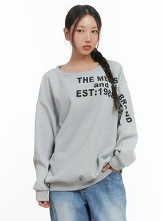 lettered-crewneck-sweatshirt-co402 / Gray Urban Looks, Loose Fitting Tops, Fashion Top, Womens Clothing Sizes, Ladies Tops Fashion, Light Beige, Crewneck Sweatshirt, Back To School, Gray Color