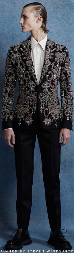 Alexander Mcqueen Outfit, Mens Floral Blazer, Gothic Fashion Men, Alexander Mcqueen Menswear, Wedding Outfit Men, Designer Kurti Patterns, Indian Men Fashion, Menswear Fashion Show, Androgynous Fashion