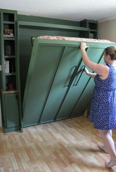 Create a versatile guest space with a DIY Murphy bed. Follow our step-by-step guide to build a stylish and functional Murphy bed, perfect for maximizing space and adding convenience to your home. Diy Murphy Bed, Murphy Bed Kits, Beautiful Bed Designs, Build A Murphy Bed, Painted Bookshelves, Closet Bed, Murphy Bed Diy, Murphy Bed Plans, Bed Design Modern