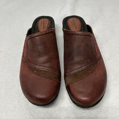 clarks artisan Size 6M dark red leather clogs/slides. Casual Brown Clogs With Leather Lining, Comfortable Clogs With Leather Lining And Round Toe, Casual Red Clogs With Leather Footbed, Casual Mules With Leather Lining And Round Toe, Comfortable Leather Slide Clogs, Vintage Leather Clogs With Leather Footbed, Comfortable Brown Slide Clogs, Leather Slip-on Slide Clogs, Casual Red Leather Clogs