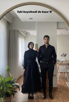 a man and woman standing in front of a mirror with the caption tabi bevendil de haur