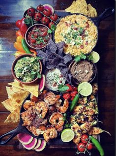 Mexican Platter Board, Nacho Grazing Board, Mexican Sharing Platter, Tex Mex Platter, Ceviche Charcuterie Board, Tamale Charcuterie Board, Mexican Food Plating Ideas, Taco Set Up, Latin Charcuterie Board