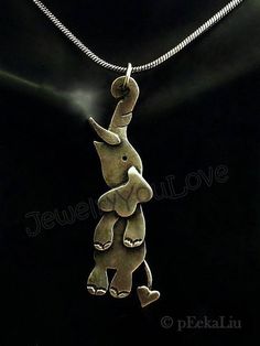 Taro Elefant-Halskette Diese MADE TO ORDER-Kette ist aus 925 Sterling Silber gefertigt. Die Kette wurde oxidiert, um die Details hervorzuheben. Ich von Hand hergestellt, diese Kette aus Gestaltung, schneiden, Löten, zu Veredelung. Wie die Natur der Hand Schmuck gemacht, sind keine zwei Artistic Engraved Sterling Silver Necklaces, Artistic Engraved Sterling Silver Necklace, Artistic Sterling Silver Necklaces, Nickel Free, Artistic Sterling Silver Nickel-free Necklace, Artistic Sterling Silver Necklace Nickel Free, Antique Silver Hand Forged Sterling Silver Necklaces, Hand Forged Sterling Silver Necklace In Antique Silver, Hand Forged Antique Silver Sterling Necklace, Unique Nickel-free Pendant Charm Necklaces