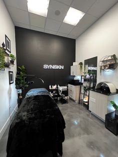 Black accent wall in esthetician room. Lit up sign that says synskn. Green plants accent the room. Marble grey floors and two white walls. Solo Esthetician Room, Esthetician Studio, Solo Esthetician, Front Yard Flower Bed, Spa Room Ideas, Lash Room Ideas, Waxing Room, Facial Room, Tech Room