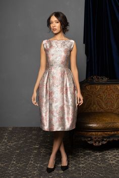 ❃ Features: * Brocade fabric 91% polyester, 9% metallic * Wrinkle resistant fabric * 100% cotton lining; * Pockets Step into the charm and elegance of 1950s style with this stunning cocktail dress. It strikes the perfect balance between classy and contemporary, making it a true showstopper. Made from beautiful Italian brocade fabric, this dress will make you feel like the queen of the ball. The fitted boat neck bodice flows into a flattering mid-calf length skirt with a tulip shape, creating a f Mid Length Bridesmaid Dresses, Brocade Dress, Brocade Dress Modern, Retro Bridesmaid Dresses, Black Wedding Guest Outfits, Luxurious Outfits, Bride Attire, Brocade Dresses, Modern Bridal