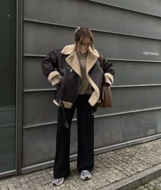 Jacket Outfit Women, Winter Fashion Outfits Casual, London Outfit, Uni Outfits, Cold Outfits, Leather Jacket Outfits, Jacket Outfit, Outfit Trends, Cold Weather Outfits