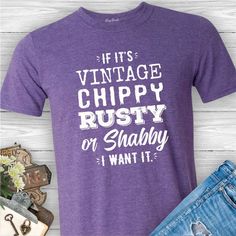 The tee explains perfectly what you’re looking for while you’re out junkin’ and barn pickin’. If it’s vintage chippy rusty or shabby… You gotta have it! Upcycled Furniture Repurposed, Furniture Chalk Paint, Upcycled Decor, Upcycle Decor, Trendy Graphic Tees, Flipping Furniture, Diy Shirt