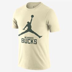 Pay tribute to your team and the game you love in this relaxed Milwaukee Bucks tee. Made with our soft and lightweight everyday fabric, it lets you show off your hoops allegiance in comfort on game day and every day. Nike Symbol, Nba T Shirts, Buy Jordans, Men Cream, Nba Store, Milwaukee Bucks, Outdoor Men, Boyfriend Style, Sports Tees