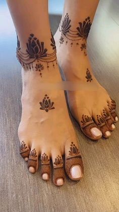 Mehendi On Feet Simple, Old Style Mehndi Design, Feet Mendhi Simple, Nail Art For Leg Nails, Mehendi Feet Design, Leg Henna Design, Mehandi Design For Legs Simple, Leg Mehndi Simple, Mehendi Designs For Feet Simple