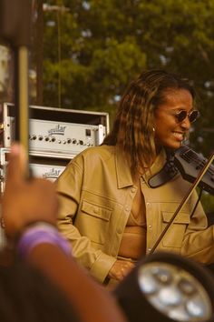 Singer, songwriter, and violinist Angelina Sherie at the 2022 Boston Art and Music Soul Festival (BAMS Fest). Photographed by Wagamini Wanja Njama (@maithuza). Golden Brown Aesthetic, Woman Photographer, Music Soul, Things To Do In Boston, To Do In Boston, Boston Art, Festival Photography, Live Music Photography, Boston Things To Do