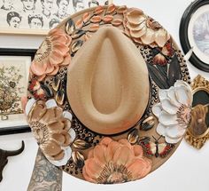 Painting Hats, Rancher Hats, Cowboy Hat Crafts, Cowboy Hat Design, Custom Cowboy Hats, Women Fedora, Classy Hats, Custom Made Hats, Hat Bands