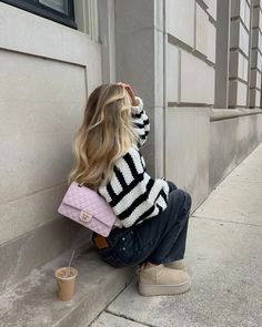 Uggs And Blazer Outfit, Aesthetic Birkenstocks, Australian Winter Fashion, Ugg Clogs, California Outfits, Winter Inspo, Uggs Outfit, Aesthetic Fall