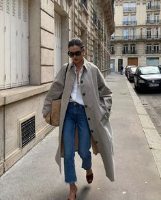 La danesa que sabe llevar como nadie una camisa blanca, unos vaqueros y otras prendas que tienes en el armario | Telva.com Chique Outfit, Trench Coat Outfit, Estilo Indie, Next Clothes, Coat Outfits