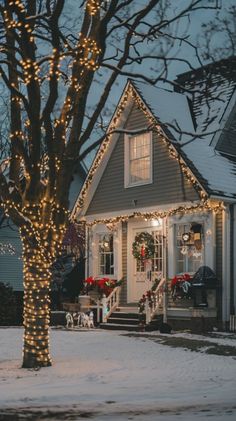 Christmas Decoration House Outdoor, Colorful Outside Christmas Lights, Outdoor Colored Christmas Lights Ideas, Christmas Sidewalk Lights, Christmas Lights Outside Porch, Diy Outdoor Christmas Decorations Ideas, Simple Christmas Lights On House Outdoor, Cottage Christmas Decor Ideas, Christmas Lights On Trees Outdoor