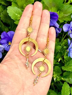 🌙 Beautiful crescent moon dangle earrings with starbursts and a dangle snake studded with jewels, these earrings will make you feel like the witchy goddess you are! 🌙 Drop Length: Approximately 9cm (3.5inches)  Made of brass with hypoallergenic surgical stainless steel earring hooks. ✨ SHIPPING ✨ ➜ I usually need 1-2 days to hand craft your order. 🇨🇦 Free UNTRACKED shipping for all Canadian orders. 🇺🇸 CAD$7.99 UNTRACKED shipping for all US orders. 🌎 CAD $9.99 UNTRACKED shipping for all in Infinite Jewelry, Crescent Moon With Stars, Witchy Goddess, Moon With Stars, Ethereal Jewelry, Witch Design, Fairy Jewelry, Snake Earrings, Hand Craft