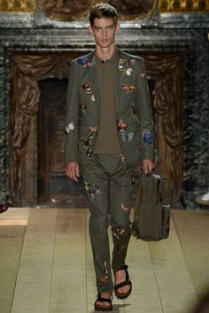 Spring Menswear, Valentino Menswear, Mens Trendy Outfits, Mens Fashion Week, Stylish Boys, Fashion Catalogue, Valentino Men, 2015 Fashion, Mens Sportswear