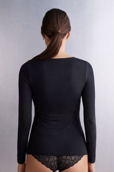 Long sleeve top in soft micro-modal with scoop neckline. Close fit.
The model is 5’ 9” (175 cm) tall and is wearing a size S.

This garment is made of a plant-based fabric derived from sustainable and renewable wood sources. Scoop Neck Top, Pajama Top, Scoop Neckline, Madonna, Black Noir, Scoop Neck, Long Sleeve Tops, Pajamas, Models