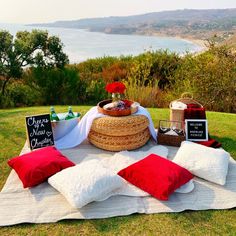 Picnic on the ocean cliffs Birthday Picnic Ideas For Him, Indoor Picnic Date, Pop Up Picnic, Picnic Date Night, Picnic Aesthetics, Cute Proposal Ideas, Ideas Picnic, Picnic Inspo, Picnic Vibes