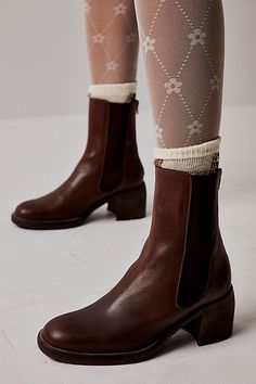 Best Fall Shoes, Fall Shoes For Women, Autumn Ootd, 30s Style, Cherry Chocolate, Strawberry Fields, Leather Chelsea Boots, Boots Fall, Fall Shoes