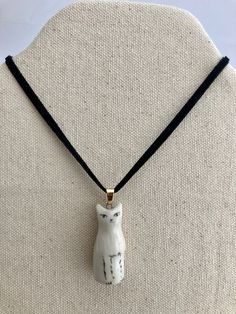 Handmade cat necklace made of white porcelain and hand-painted for individual cats-- theses are not made from replica molds! Unique gift for cat lovers, cat moms and cat dads -- or even for your own cat! Each clay cat pendant is painted with unique features and customized cat pendants are also available for an additional price (please send me a message on Etsy for more details).  I made these individual charms from porcelain clay that is durable and smooth to the touch. Unlike air-dry clay, porc Polymer Animals, Cat Memorial Jewelry, Ceramic Pendant Necklace, Clay Cat, Pottery Jewelry, Christmas Necklace, Ceramic Cat, Cat Pendant, Cat Memorial