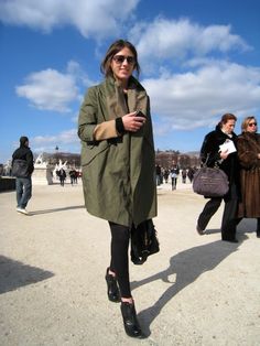 Military oversize parka in a all black outfit! love it! Khaki Parka Outfit, Parka Outfits, Parka Outfit, Oversized Parka, Jacket Outfit Women, Spring Work Outfits, Parka Women, Parka Style, Style Inspiration Winter