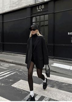 Outfit Nero, Blazer Outfits For Women, White Socks, All Black Outfit, Looks Chic