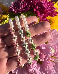 This beautiful half Daisy half Pearl bracelet is a perfect piece for the spring/summer time!  ♡ All pieces are carefully handcrafted by me. I put a lot of effort and love into each design.  *All products are wrapped in cute packaging, so it makes a perfect gift for someone special in your life. *A lot of my pieces are made from string or thread, by nature, the knots might show on the product, but I make sure it does not affect the overall appearance as best to my ability.  -Most necklaces measure out to 16" (with an additional chain extender) -Most bracelets measure out to 6.5" (with an additional chain extender, excluding the stretch bracelets)  If you have any design ideas you would like me to recreate, send me a message so we can discuss your ideas and make your vision come to life ♡ Th Handmade Daisy-shaped Bracelets For Gifts, Daisy Chain Bracelet, Adjustable Daisy Bracelet With Flower Charm, Daisy Chain Bracelet Bead, Green Flower-shaped Bracelet With Tiny Beads, Spring Bracelet, Daisy Bracelet, Chain Extenders, Cute Packaging