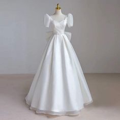 Dresses For Bride, Chapel Train Wedding Dress, Evening Wear Dresses, Robes D'occasion, Floor Length Wedding Dress, Bow Wedding Dress, Gowns Dresses Elegant, French Luxury, White Wedding Dress