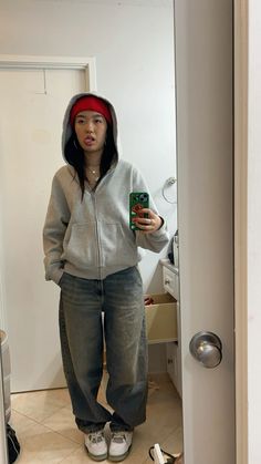 bershka jeans, jordan 4, tna hoodie, red beanie Beanie Outfit Carhartt, Street Wear Christmas Outfits, Beanie Outfit Ideas Women, Streetwear Fashion Beanie, Winter Outfit With Beanie, Outfit With A Beanie, Fall Outfits Red Hair, Styling A Beanie Women, Jean Jacket Over Hoodie Outfit