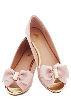 Maybe not totally classic, but beautiful nonetheless. Adorable pink and gold bow flats Shoes With Bows, Party Flats, Vintage Flats, Cute Flats, Bow Flats, Rilakkuma, Shoe Closet, Pink Shoes