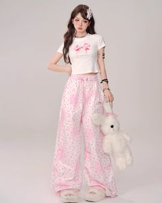 Cute pants with a small floral pattern.

The oversized silhouette and loose-fitting material make it easy to wear.

A unique piece with a design that has a strong presence.
◾️Model
Height/Weight：160cm(62.9in)/45kg(99.2lb)
Fitting Size：S





Cm
(inches)

Length
Waist
Hip


S
105(41.3)
60(23.6)
124(48.8)


M
107(42.1)
64(25.1)
128(50.3)


L
109(42.9)
68(26.7)
132(51.9)


XL
110(43.3)
72(28.3)
136(53.5) Casual Pink Wide Leg Pants For Loungewear, Cotton Floral Print Ankle-length Pants, Pink Wide Leg Pants With Elastic Waistband For Loungewear, Casual Floral Print Cotton Wide Leg Pants, Casual Pink Cotton Wide Leg Pants, Casual Wide Leg Pants With Floral Print, Relaxed Fit, Casual Pink Wide Leg Cotton Pants, Casual Floral Print High-waisted Wide Leg Pants, Summer Floral Print Cotton Wide Leg Pants