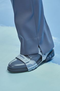 Louis Vuitton Fall 2020 Menswear Fashion Show - Vogue Louis Vuitton Slippers, Mens Sneaker Boots, Menswear 2020, Louis Vuitton Shoes Sneakers, Men With Style, Celebrity Fashion Trends, Cat Shoes, Shoes Design, Lv Handbags