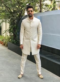 Indowestern For Men Indian Weddings, Sadri Designs For Men Wedding, Vicky Kaushal Traditional Wear, Vicky Kaushal Kurta, Vicky Kaushal Wedding Outfit, Men Traditional Wear Indian Mens Fashion, Engagement Dress For Men Mens Fashion, Engagement Clothes For Men, Mens Traditional Wear Indian Wedding