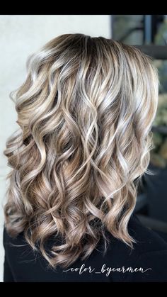 Beachy Curls Wedding Hair, Trendy Hair Colors 2023 Short Hair, Fall Hair Colors For Blondes Low Lights Caramel, Deminsional Blonde Hair, 2023 Hair Color Trends For Women Blonde, Blonde Highlights For Fall, Mocha Blonde Hair, Fall Blonde Highlights And Lowlights, Nude Blonde Hair