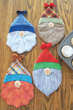 cute gnome pot holders for a sewing pattern Gnome Quilt Patterns Free, Pot Holder Sewing, Gnome Pot, Quilted Potholder Pattern, Mug Mats, Cute Gnomes, Mug Rug Patterns, Potholder Patterns, Gnome Ornaments