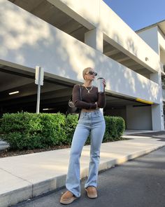 Florida Fall Fashion, Flared Jeans Outfit Fall, Flare Jean Outfit, Platform Outfit, Outfit With Uggs, Flare Jeans Outfit, Ugg Tazz, Jeans Outfit Fall, Uggs Outfit