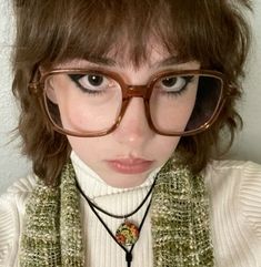 Big Round Glasses Women, Big Framed Glasses, Chunky Glasses Aesthetic, Chunky Glasses Frames, Square Glasses Aesthetic, Artsy Glasses, Big Glasses Aesthetic, People Wearing Glasses