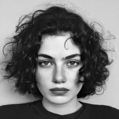 Ideias de cabelo cacheado curto - Crescendo aos Poucos Black Haircut Styles, Short Curly Hairstyles For Women, Hair 2018, Bonham Carter, Girl Short Hair, Short Haircut, Braid Hairstyles, Curly Hair Cuts, Short Curly Hair