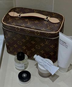 Louis Vuitton Cosmetic Bag, Tas Louis Vuitton, Instagram Bathroom, Vanity Bag, Classy Aesthetic, Makeup Obsession, Luxury Makeup, Bags Aesthetic, Makeup Designs